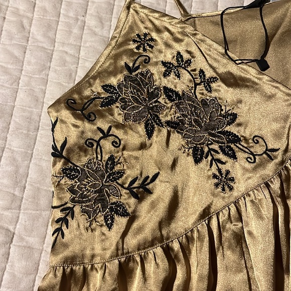 Zara Gold Satin Tank Top with Black Embroidered Flowers Size Large NWOT - Picture 2 of 4